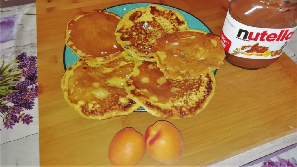 Pancakes con nutella e albicocche