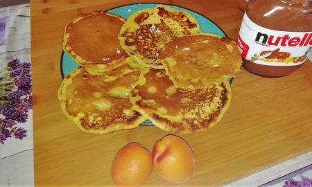 Pancakes con nutella e albicocche