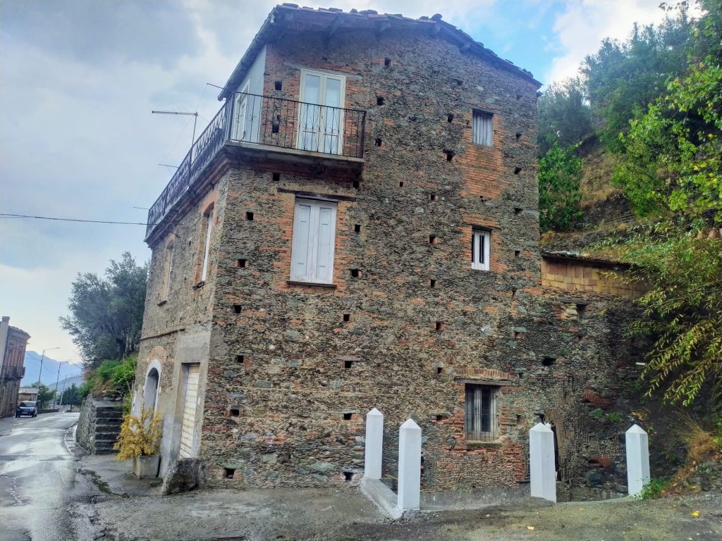 buche pontaie in vista su una vecchia abitazione costruita in pietra E mattoni