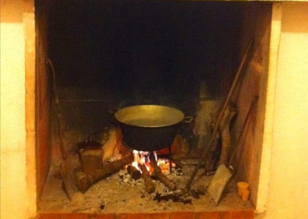 Caminetto Con Pentola