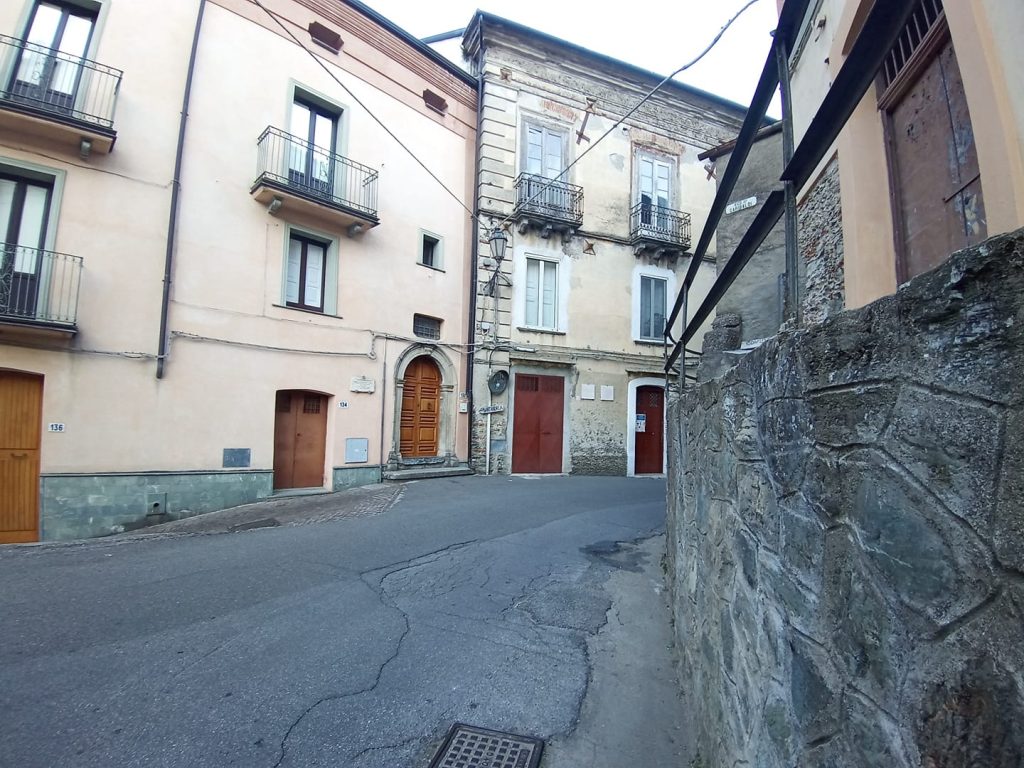 Piazza Piro Portone Del Parroco