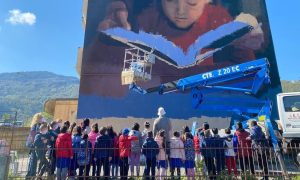 6273a2b79f282 6273a2b79f283libramenti, Murales Con Bambini Che Ammirano Il Murales Modificato.jpeg