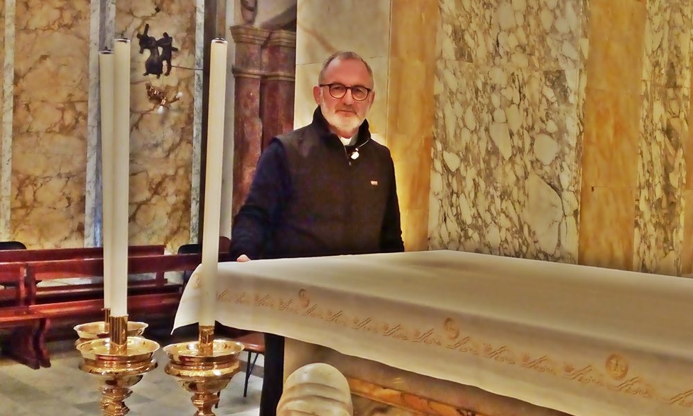Don Riccardo - il sacerdote in parrocchia