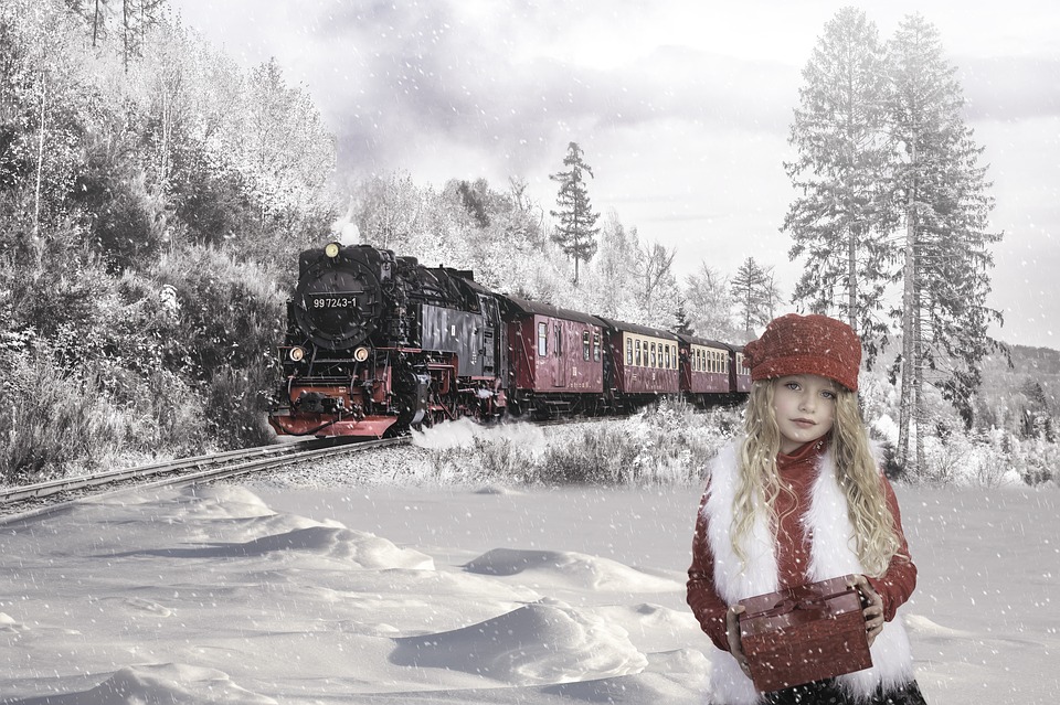 paesaggio innevato - una bimba e il treno rosso
