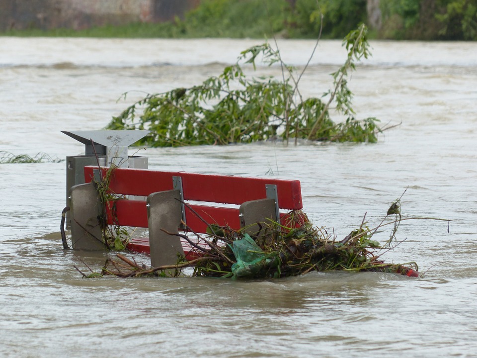 Crespino e l’alluvione - Alluvione con panchine inondate