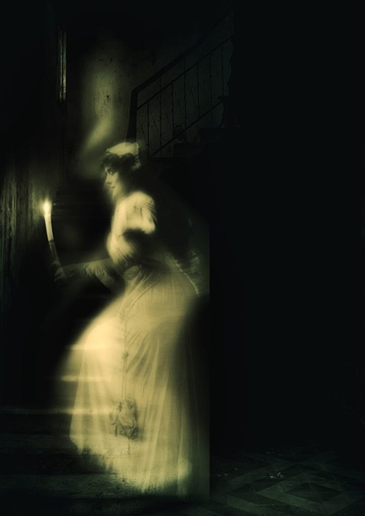 I fantasmi di villa Badoer - Candela e donna in camicia da notte