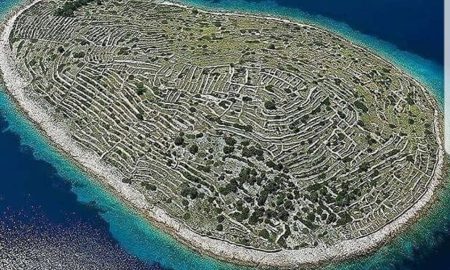 Adriatico misterioso - Isola da un aereo