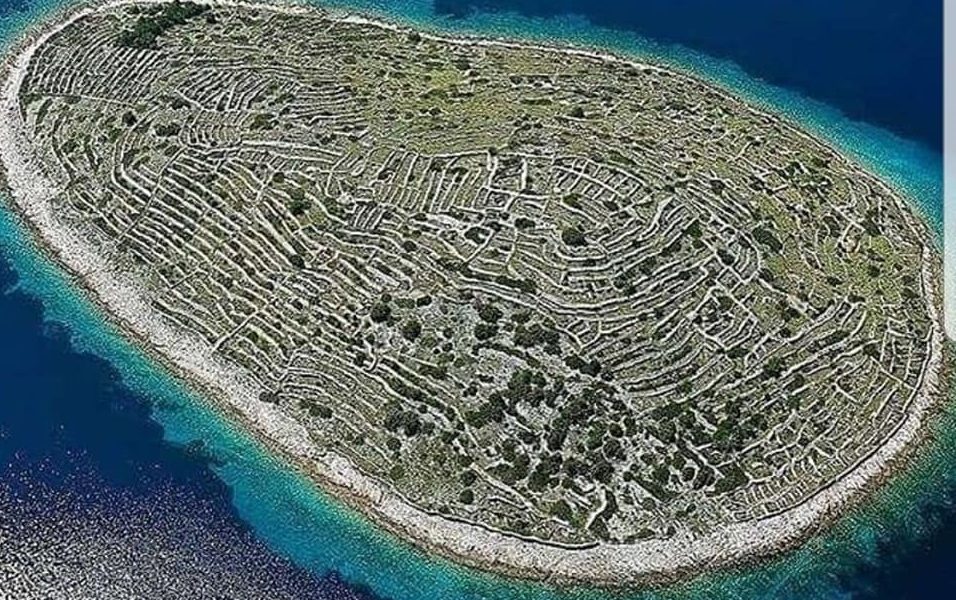Adriatico misterioso - Isola da un aereo