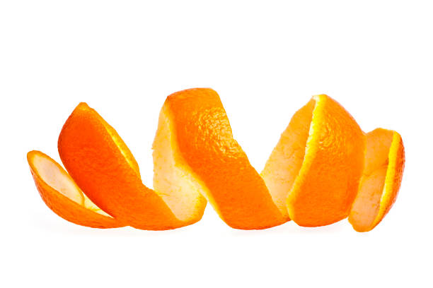 Spirale di scorza di arancia per la preparazione di un delizioso arancello.