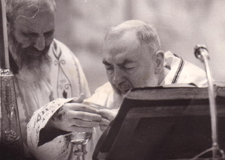 San Pio Mentre Celebra Una Messa