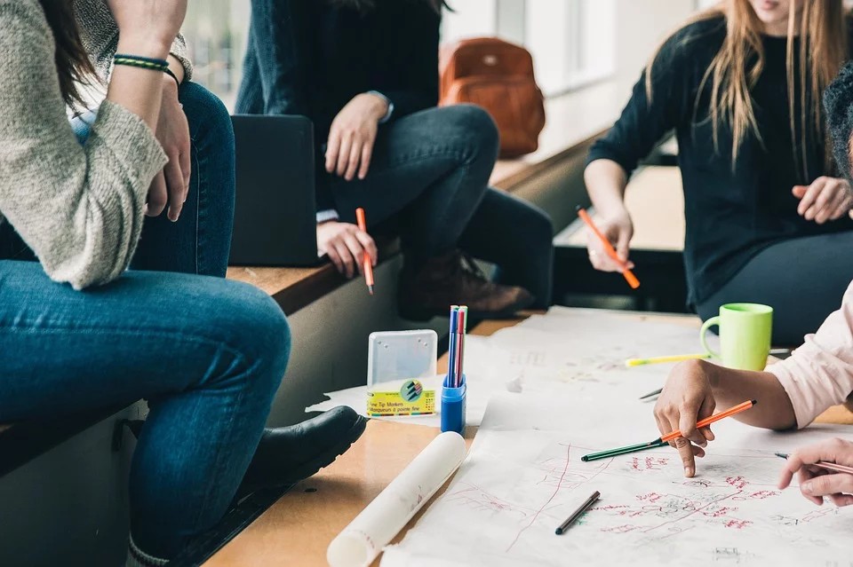 consiglio dei giovani - Studentesse al lavoro