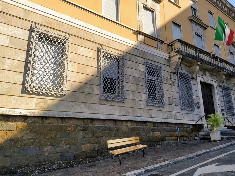 il comune - la Banca dal piazzale