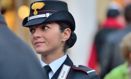 Carabinieri accanto alla popolazione - Donna Carabiniere