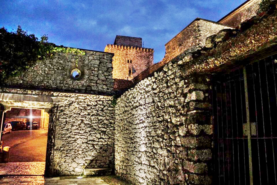 il castello di San tommaso -San Tommaso D'aquino e la torre