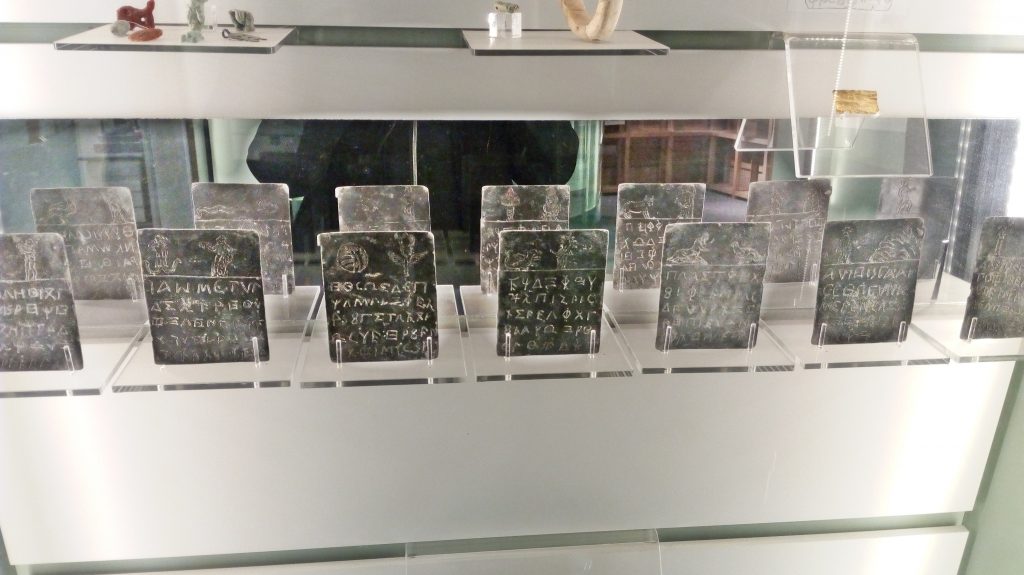 Magia e archeologia a Roma . le laminette delle maledizioni