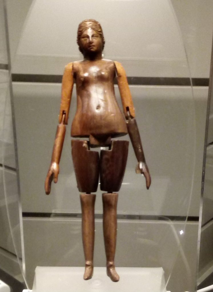 La bambina romana -  bambola di legno