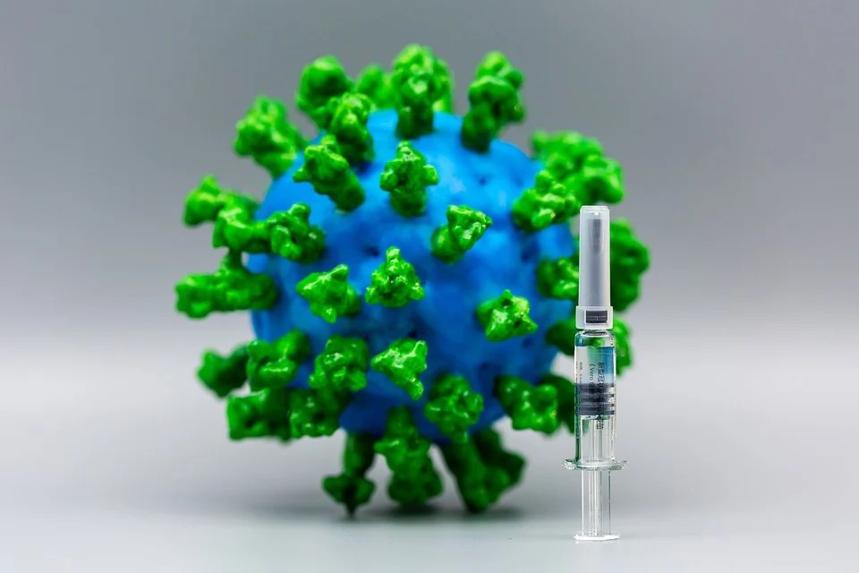 Il vaccino anti #Covid  -  virus stilizzato con fiala
