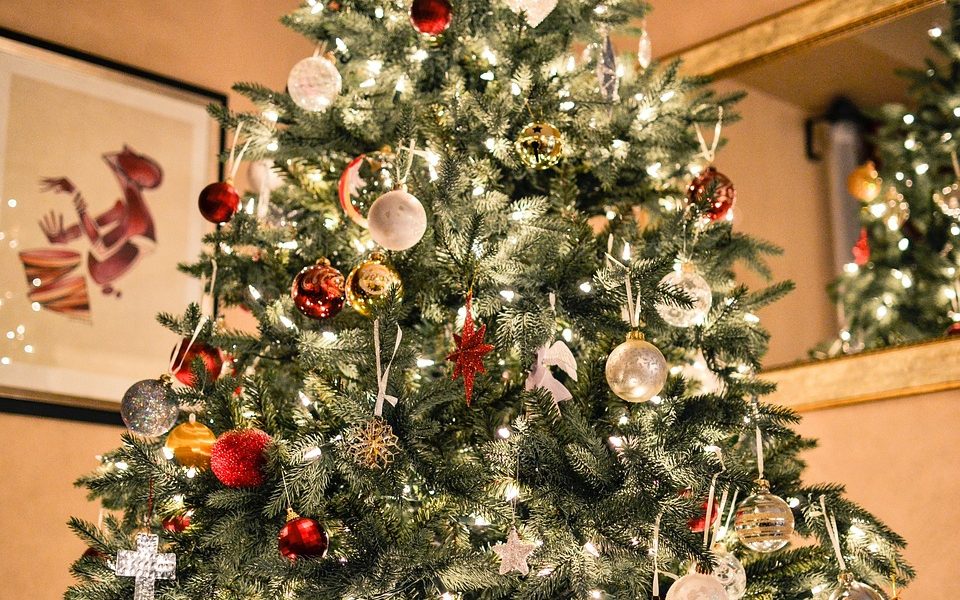 Addobbi natalizi in anticipo - Albero Decorato riccamente