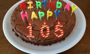 compie 105 anni - torta per Gerardo