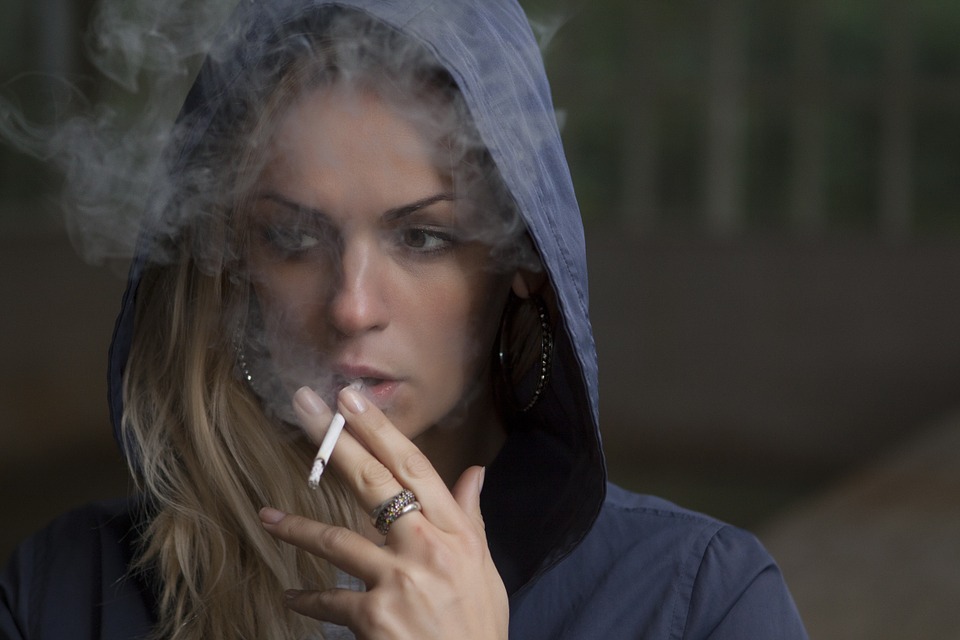Lotta alle dipendenze - donna che sta fumando