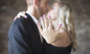 Anello di fidanzamento ideale - ragazza mostra l'anello