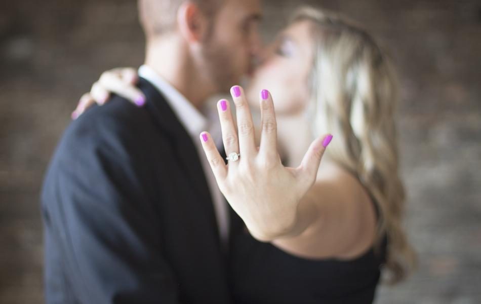Anello di fidanzamento ideale - ragazza mostra l'anello