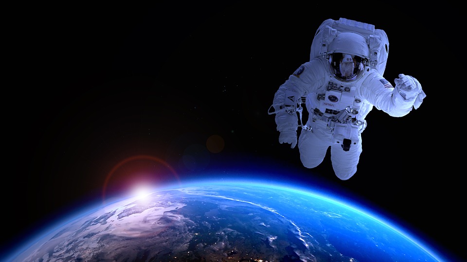 Ilaria Roma - Astronauta attorno al pianeta terra