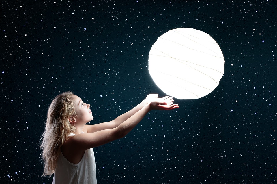 Ilaria Roma - Bambina Tra Le Stelle che tocca la luna