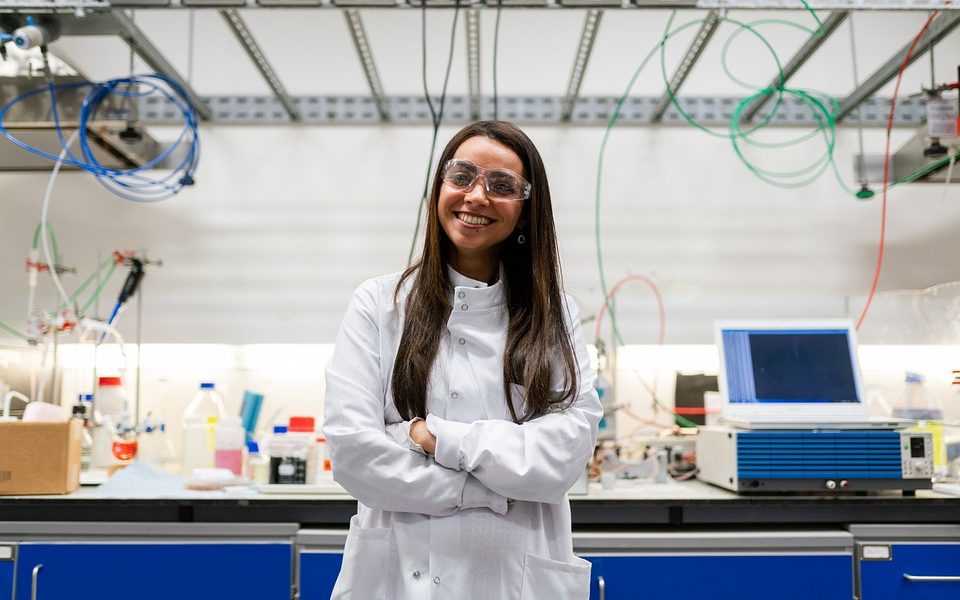 Vaccino Curevac a Ferentino - Scienziata Che Sorride in laboratorio