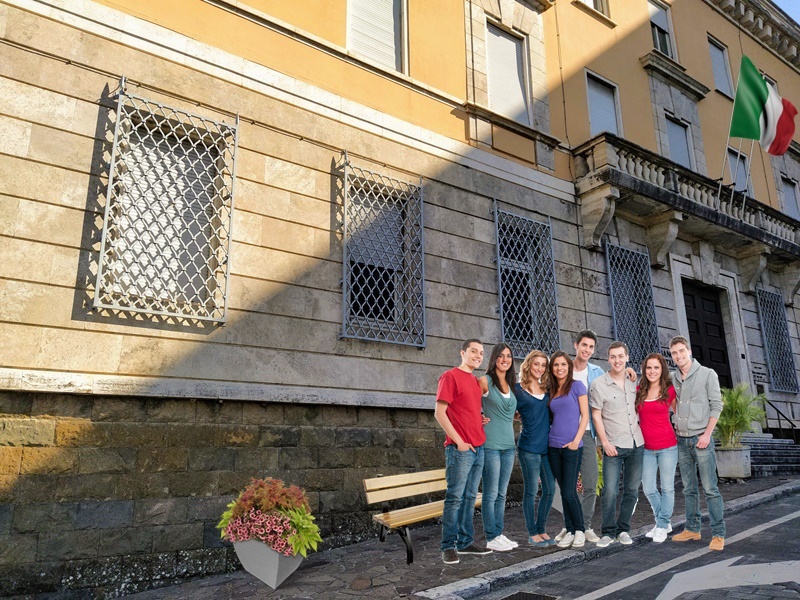 Università di Perugia a Frosinone - Ex Banca E Studentidavanti alla nuova sede del comune