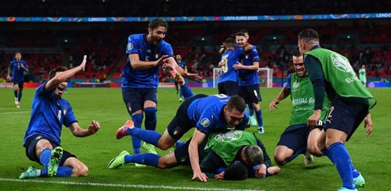 Gli Azzurri a Monaco - Calciatori Esultanti dopo la qualificazione