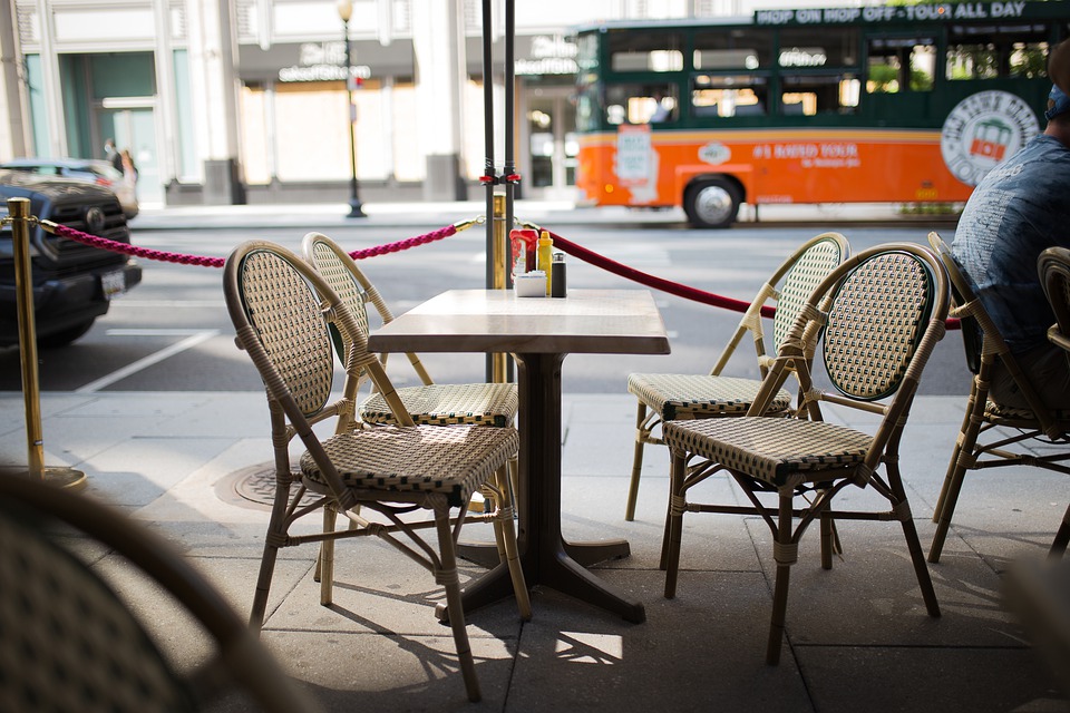 Tavoli e sedie in piazza - Tavoli E Sedie in strada