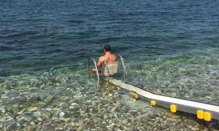 Spiaggia accessibile ai disabili - Mare Delle Marche con un disabile