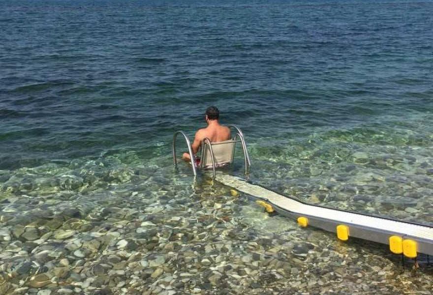 Spiaggia accessibile ai disabili - Mare Delle Marche con un disabile