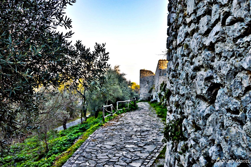 Il Borgo di San Leucio a Veroli - Cinta Muraria vista dal basso