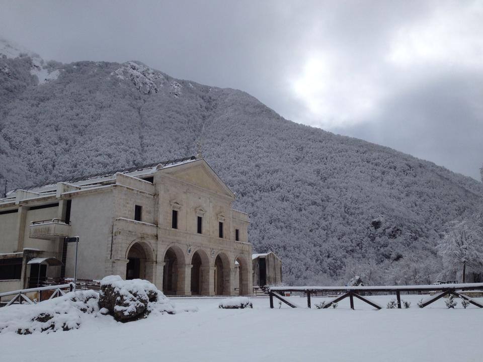 La Madonna di Canneto-  La Chiesa sotto la neve
