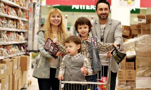 Aiuti per le famiglie - Famiglia A Fare La Spesa nel supermercato