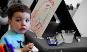 Didart - un bambino che gioca con gli acquerelli
