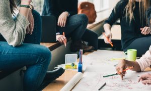 FormAzione Solidiamo - Studenti al tavolo di lavoro