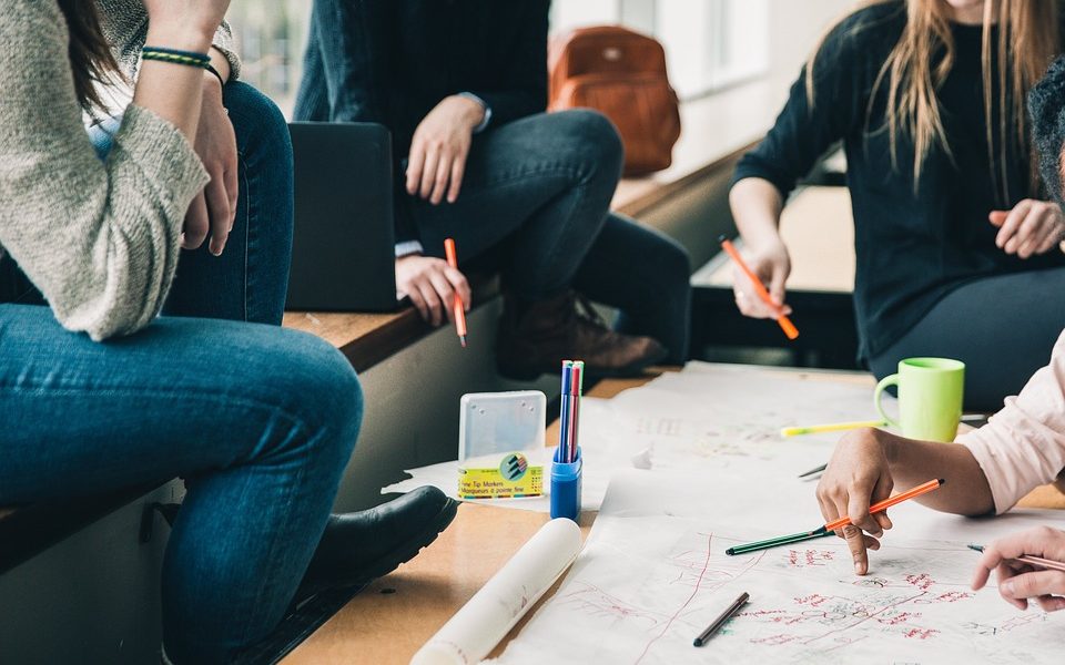 FormAzione Solidiamo - Studenti al tavolo di lavoro