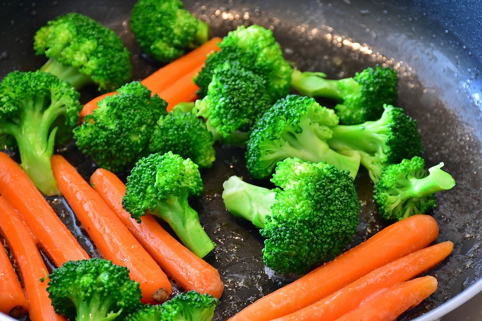 Vellutata di ceci di febbraio - Broccoli e carote in teglia