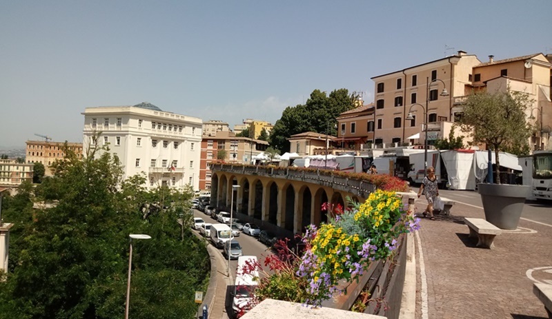 Terrazze del belvedere  - Piloni con mercato