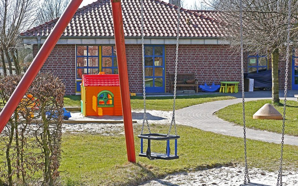 Area verde attrezzata per scuola - Altalena e giardino