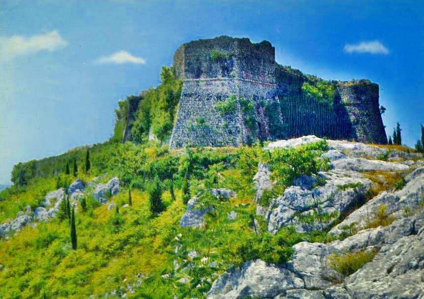 Monte San Casto - Castello salendo lungo il sentiero