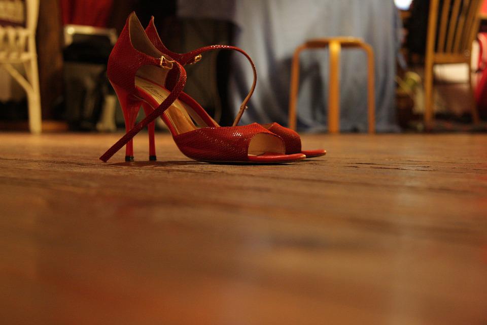 Romina De Cesare - Scarpe rosse simbolo della violenza di genere 