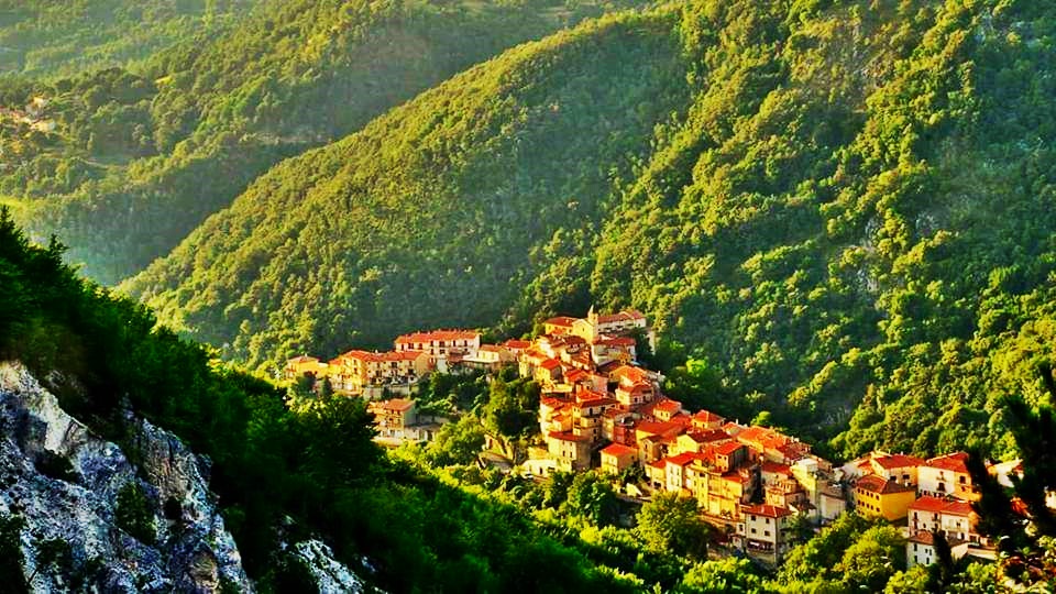 San Biagio Saracinisco - il paese fotografato dall'alto