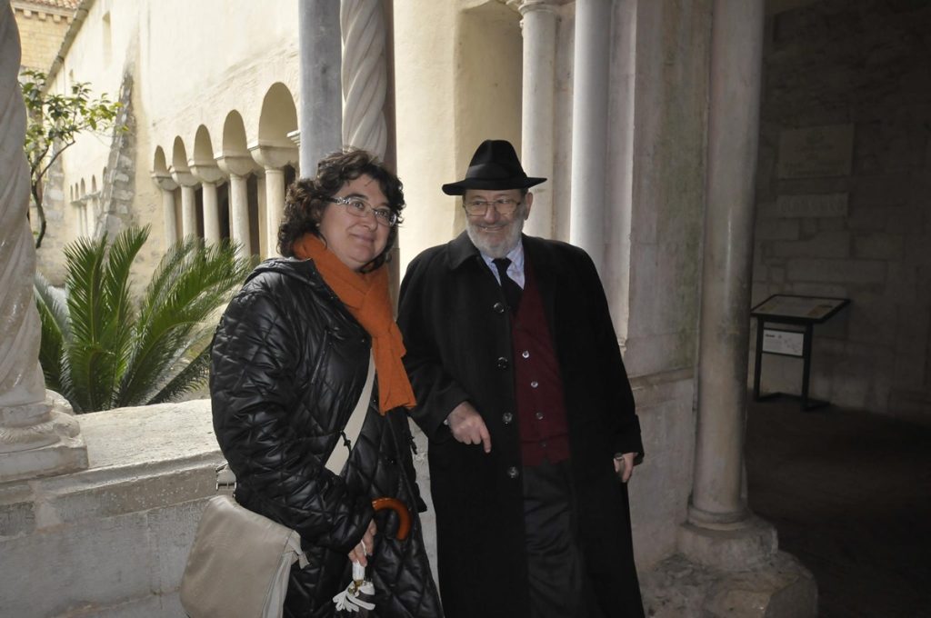 Loredana Stirpe guida turistica - Loredana Stirpe E Umberto Eco in un chiostro