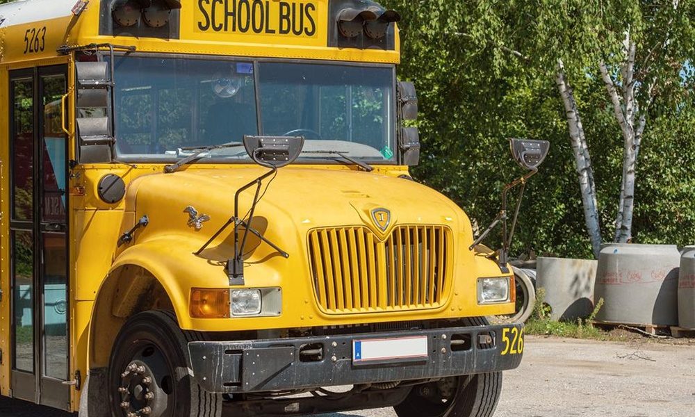 trasporto scolastico - Scuolabus giallo