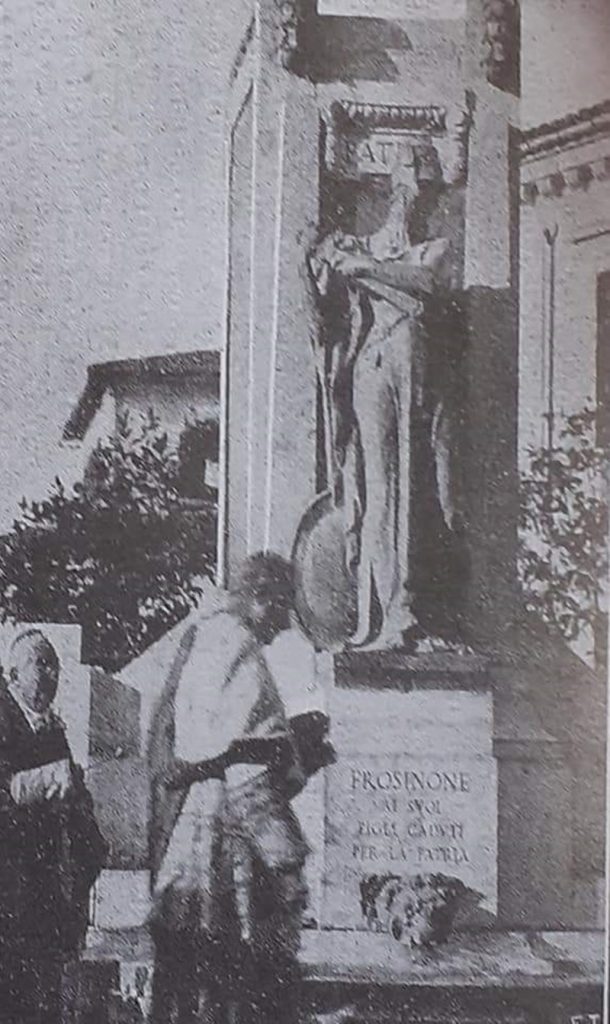 Benedizione - il sacerdote benedice il monumento