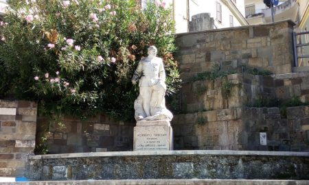 Il monumento fu eretto nel 1920, nell’angolo tra l’attuale Corso della Repubblica, che all’epoca era Corso Vittorio Emanuele e Via Fratelli Bracaglia - Focus